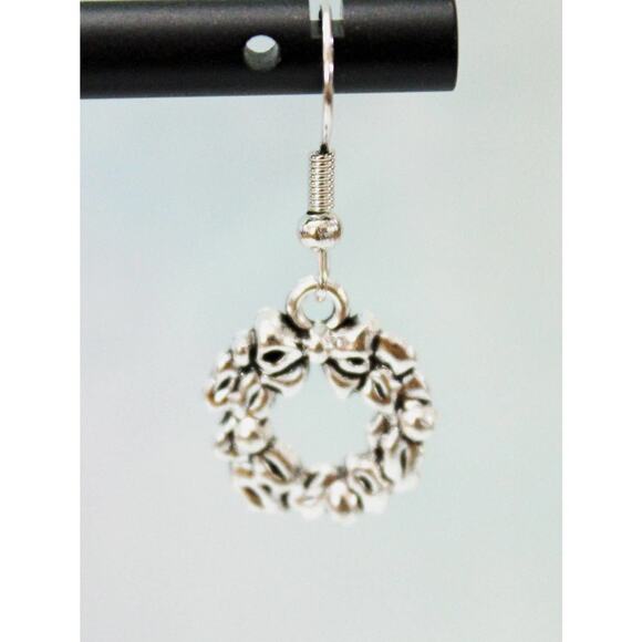 Silver Toned Christmas Wreath Drop Earrings E125 - Picture 2 of 3